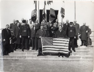 drapeau Us tenu par le maire et le secretaire Canard 8 mars 1960